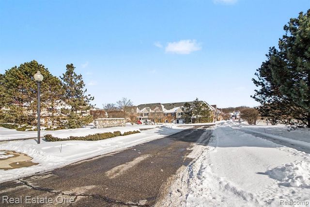 2858 Cottonwood Drive C, Waterford, MI 48328