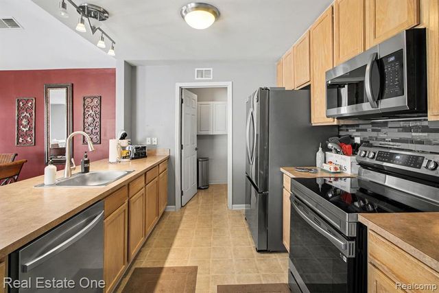 2858 Cottonwood Drive C, Waterford, MI 48328