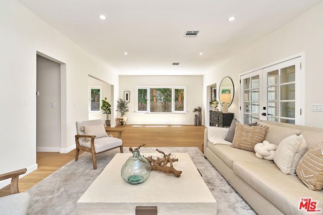 916 S Victoria Avenue, Los Angeles, CA 90019