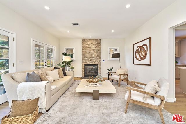 916 S Victoria Avenue, Los Angeles, CA 90019