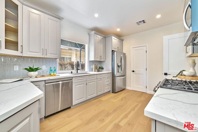 916 S Victoria Avenue, Los Angeles, CA 90019