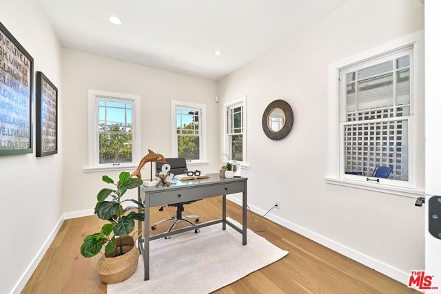 916 S Victoria Avenue, Los Angeles, CA 90019