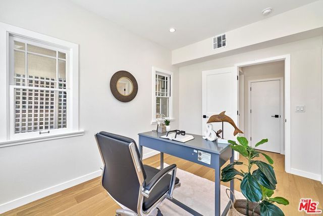 916 S Victoria Avenue, Los Angeles, CA 90019