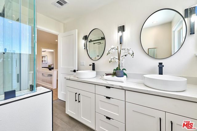 916 S Victoria Avenue, Los Angeles, CA 90019