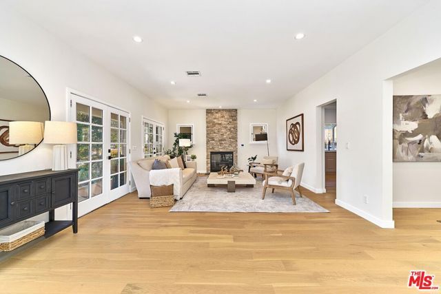 916 S Victoria Avenue, Los Angeles, CA 90019