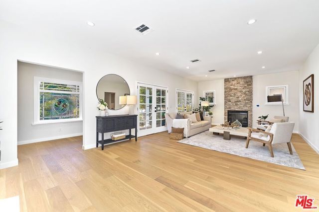 916 S Victoria Avenue, Los Angeles, CA 90019