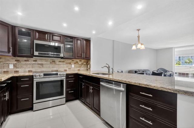 3550 NE 169th St 407, North Miami Beach, FL 33160