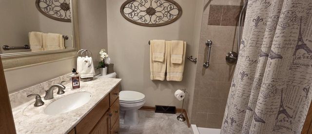 7965 S Wynbrook COURT, Oak Creek, WI 53154