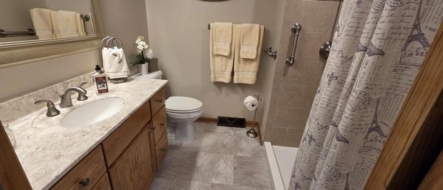 7965 S Wynbrook COURT, Oak Creek, WI 53154