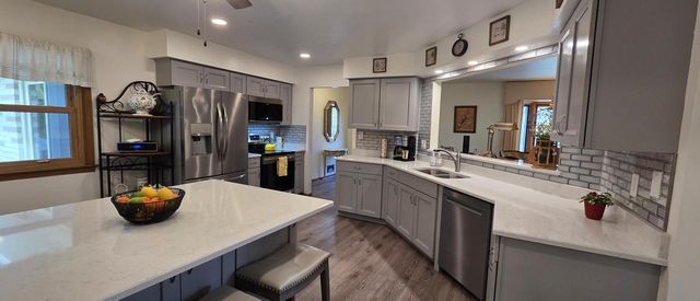 7965 S Wynbrook COURT, Oak Creek, WI 53154