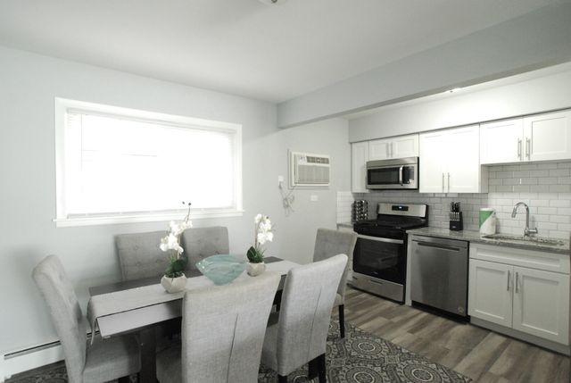 2246 S 17th Avenue 2W, North Riverside, IL 60546