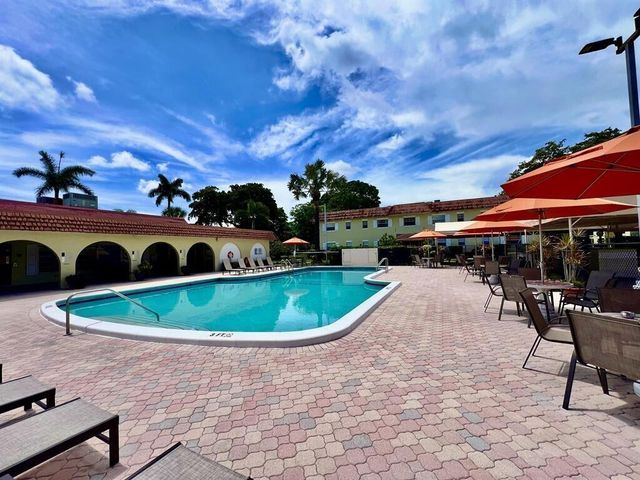 5660 SW 3rd Place 105, Margate, FL 33068