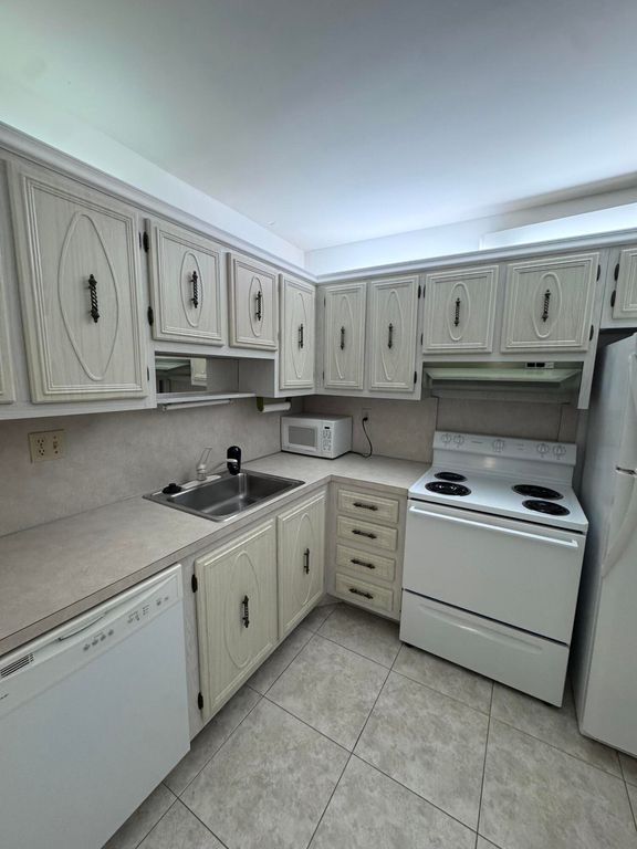 5660 SW 3rd Place 105, Margate, FL 33068