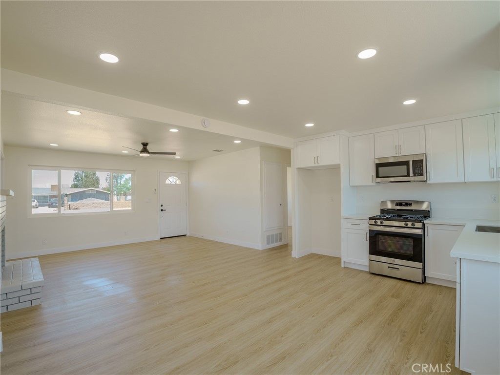 Image 3 of property listing at 21865 Fox, Apple Valley, CA 92307