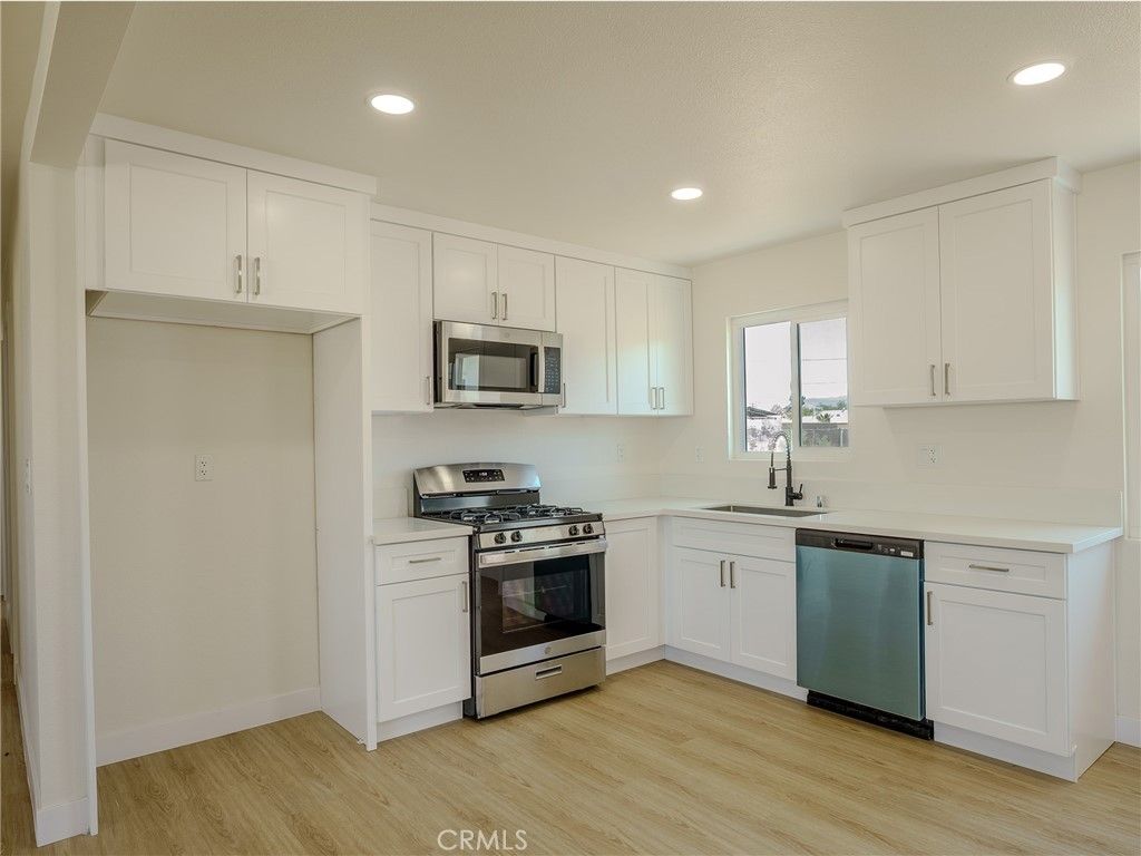 Image 4 of property listing at 21865 Fox, Apple Valley, CA 92307