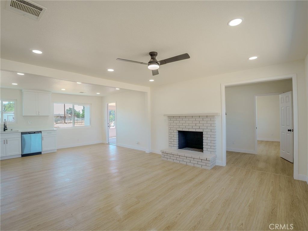 Image 5 of property listing at 21865 Fox, Apple Valley, CA 92307