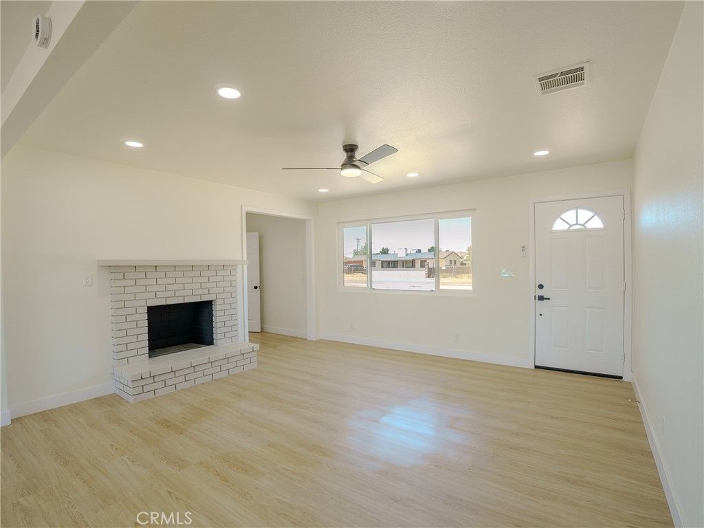 Image 6 of property listing at 21865 Fox, Apple Valley, CA 92307