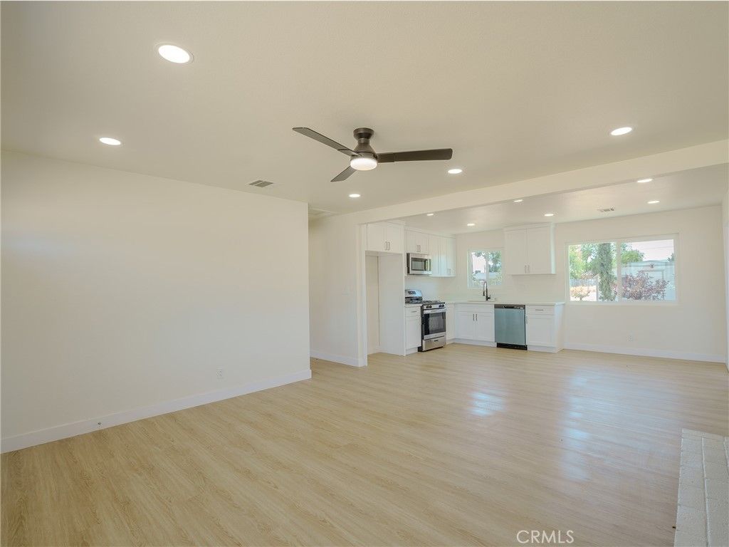 Image 7 of property listing at 21865 Fox, Apple Valley, CA 92307