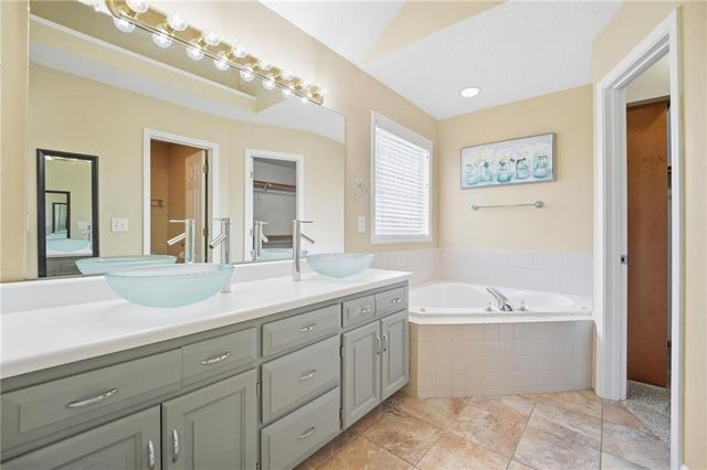 1154 SW SANTA FE Drive, Lee's Summit, MO 64081