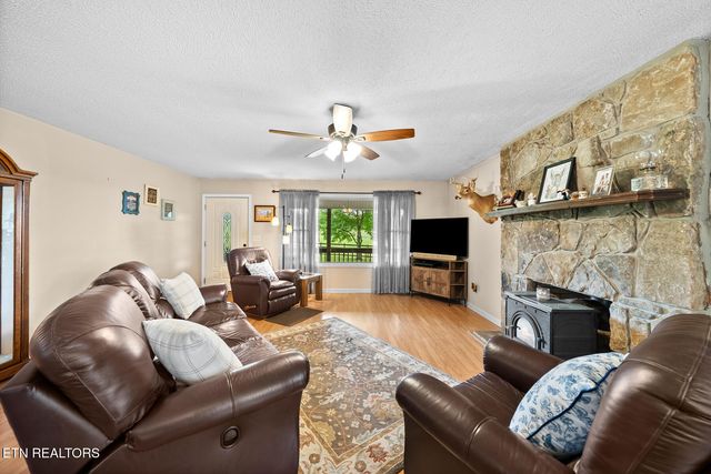 600 Dave Garrett Rd, Crossville, TN 38571
