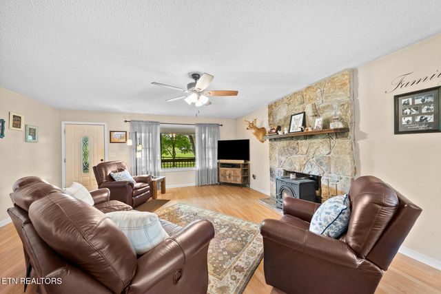 600 Dave Garrett Rd, Crossville, TN 38571