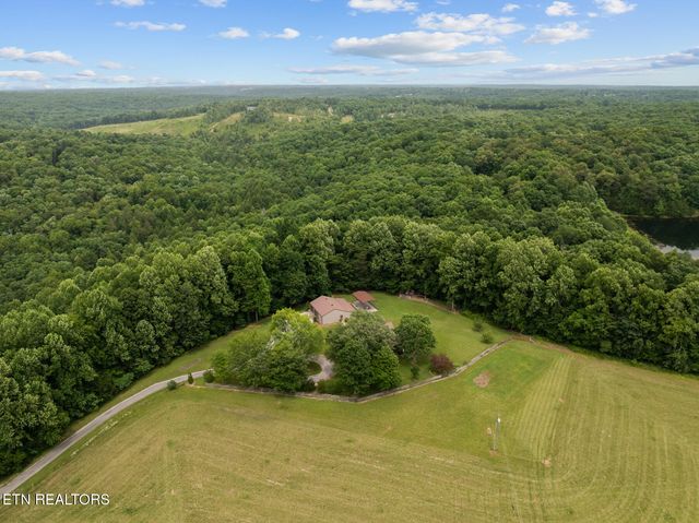 600 Dave Garrett Rd, Crossville, TN 38571