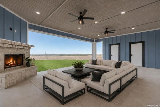 116 PIONEER DR, La Vernia, TX 78121
