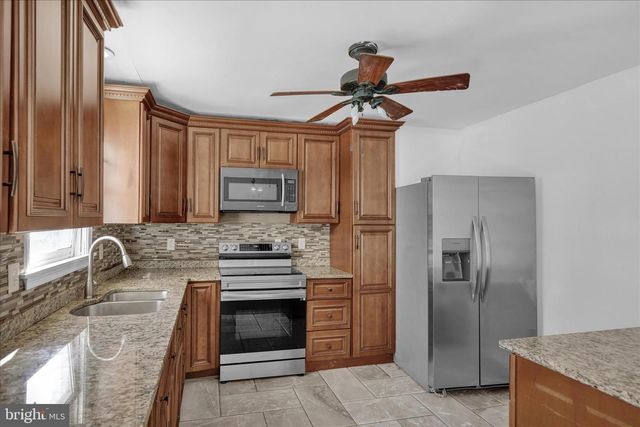 3059 BUCKTHORN DR, Lancaster, PA 17601