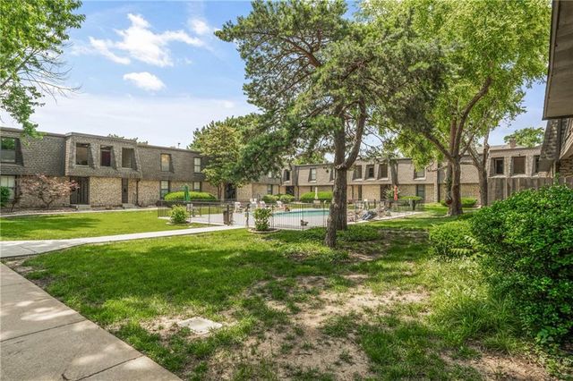 7417 W 102 Court 103C, Overland Park, KS 66212