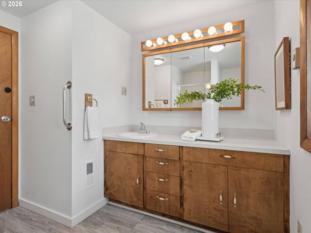 6102 Se KNAPP St, Portland, OR 97206