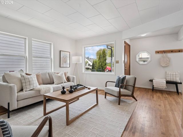 6102 Se KNAPP St, Portland, OR 97206