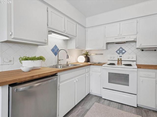 6102 Se KNAPP St, Portland, OR 97206