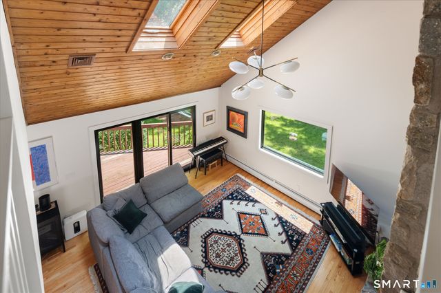 20 Riverside Court, Guilford, CT 06437