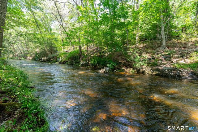 20 Riverside Court, Guilford, CT 06437