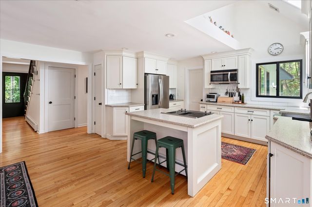 20 Riverside Court, Guilford, CT 06437