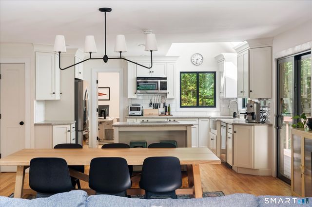 20 Riverside Court, Guilford, CT 06437
