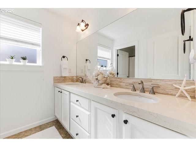 13592 Se SIERRA Dr, Clackamas, OR 97015