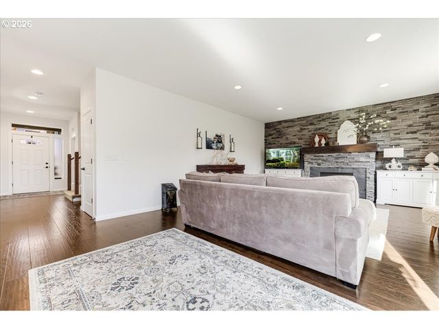 13592 Se SIERRA Dr, Clackamas, OR 97015