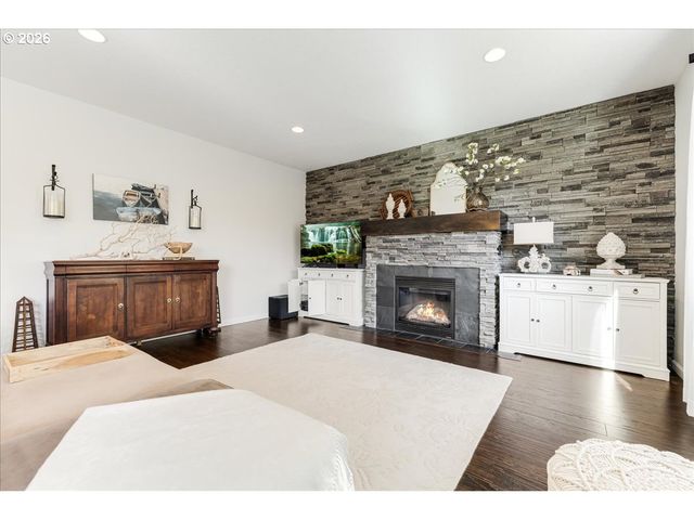 13592 Se SIERRA Dr, Clackamas, OR 97015