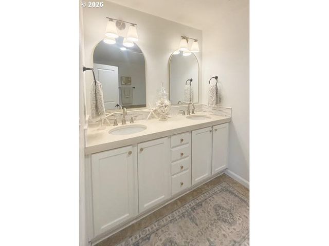 13592 Se SIERRA Dr, Clackamas, OR 97015