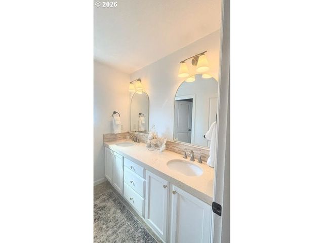 13592 Se SIERRA Dr, Clackamas, OR 97015