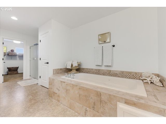 13592 Se SIERRA Dr, Clackamas, OR 97015