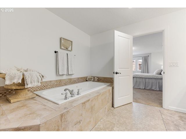 13592 Se SIERRA Dr, Clackamas, OR 97015