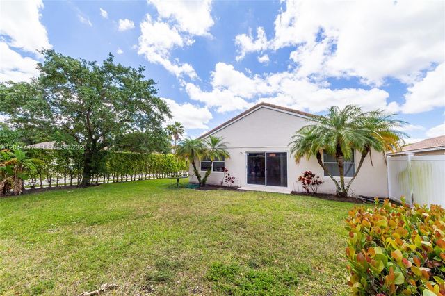 11811 SW 8th St, Pembroke Pines, FL 33025