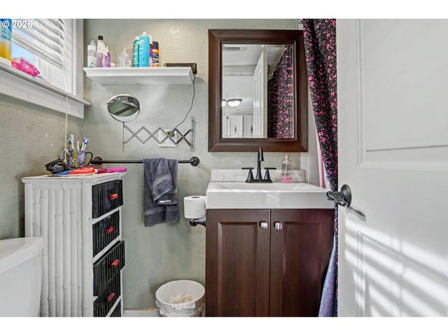 213 MILL St, Silverton, OR 97381