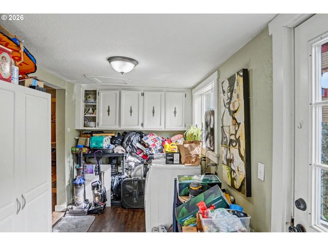 213 MILL St, Silverton, OR 97381