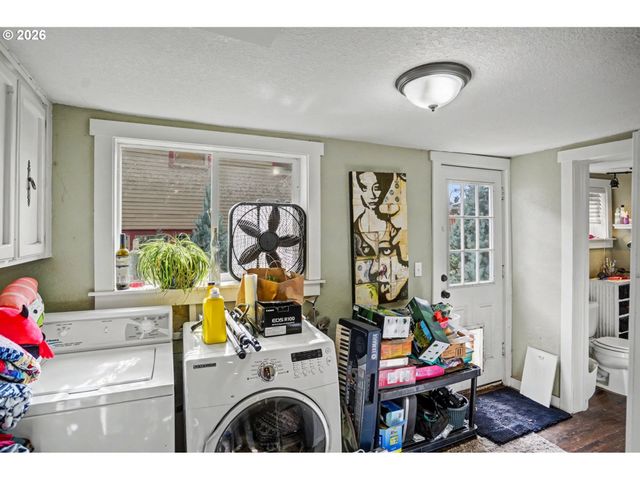 213 MILL St, Silverton, OR 97381