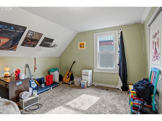 213 MILL St, Silverton, OR 97381