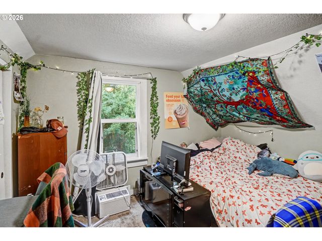 213 MILL St, Silverton, OR 97381