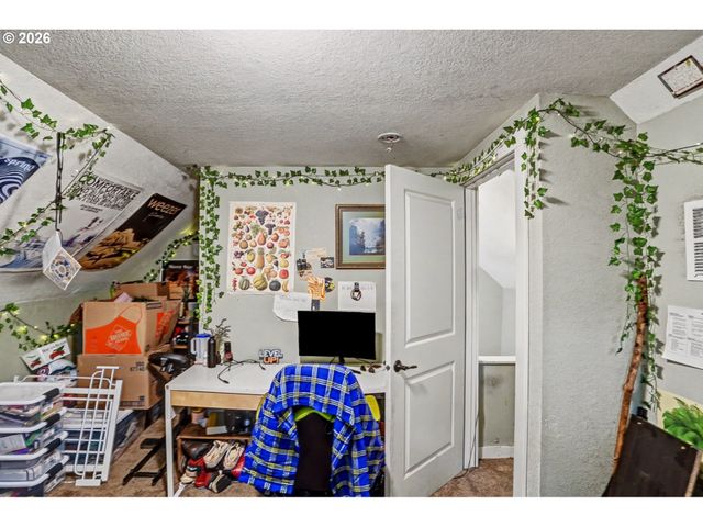 213 MILL St, Silverton, OR 97381